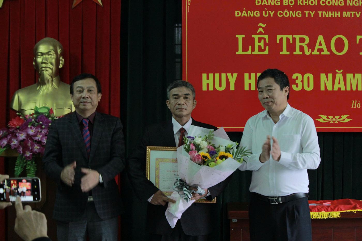 Trao Huy hiệu 30 năm tuổi Đảng cho cán bộ công ty